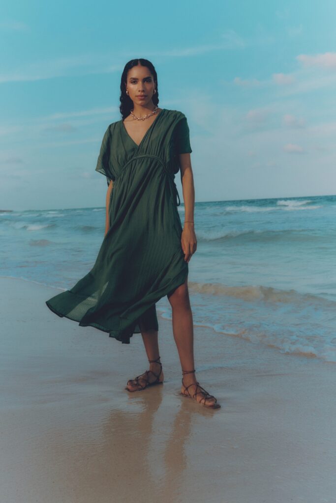 Flowy Kleider kommen nie aus der Mode. Einfach übergeworfen wird es mit den passenden Accessoires zum stilvollen Night-Look. © Primark